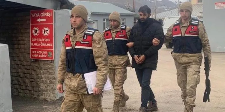 Kocaeli’de beton direklerin arasında feci şekilde can verdi