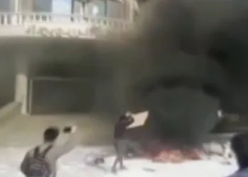 Suriye’de rejim karşıtları valilik binasını bastı