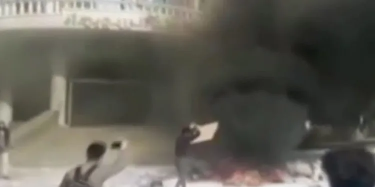 Suriye’de rejim karşıtları valilik binasını bastı