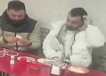 Para ödememek için yemeğe saçını attı