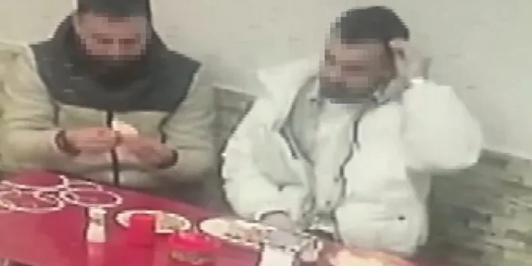 Para ödememek için yemeğe saçını attı