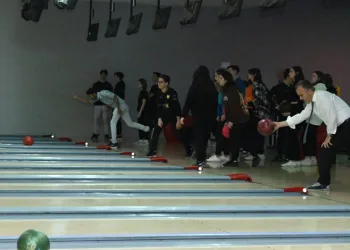 Bursa’da liseliler bowlingle stres atıyor