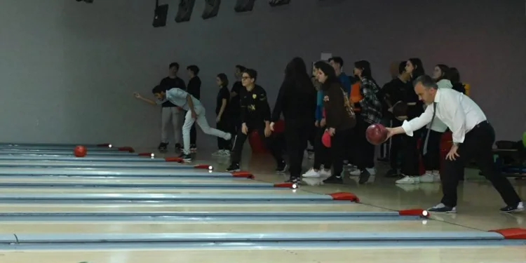 Bursa’da liseliler bowlingle stres atıyor
