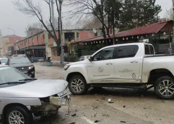 Bursa’da kamyonet ile otomobil çarpıştı
