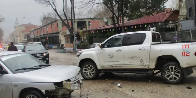 Bursa’da kamyonet ile otomobil çarpıştı