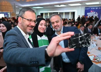 Bakan Kasapoğlu ve Alinur Aktaş gençlerle buluştu