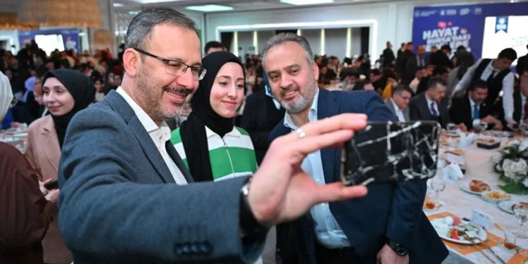 Bakan Kasapoğlu ve Alinur Aktaş gençlerle buluştu