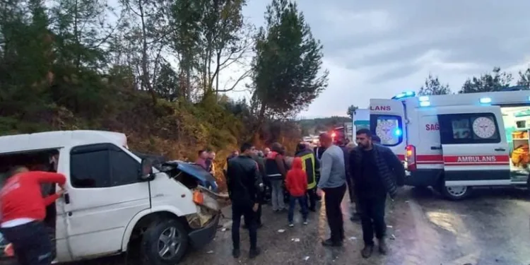 Osmaniye’de kamyonet ile minibüs kafa kafaya çarpıştı: 3 yaralı