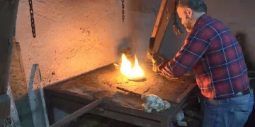 Bakırcılar Çarşısı’nın tek bakır ustası
