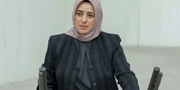 Özlem Zengin’den başörtüsü açıklaması