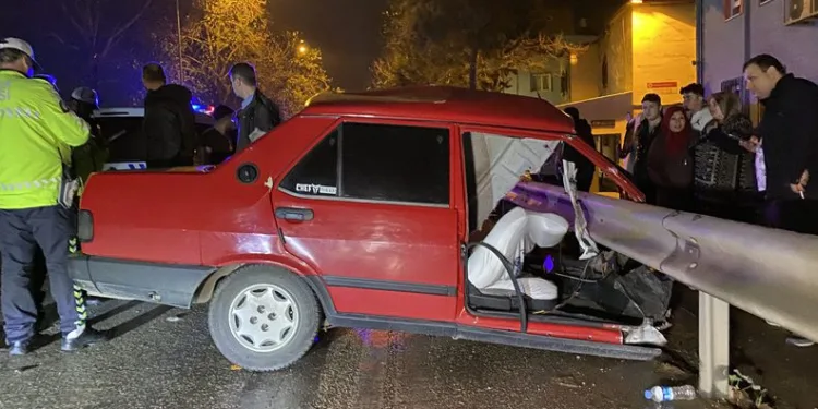 Bursa’da otomobil belediye otobüsüne çarptı: 1 ölü