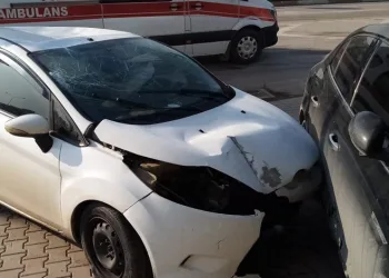 Bursa’da otomobil park halindeki araca çarptı