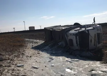 Konya’da cam yüklü kamyon devrildi: 1 yaralı