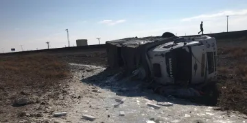 Konya’da cam yüklü kamyon devrildi: 1 yaralı