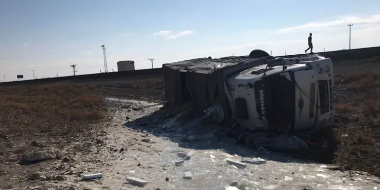 Konya’da cam yüklü kamyon devrildi: 1 yaralı