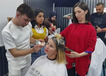 Bursa’da kuaför 50 özel vatandaşa bakım yaptı
