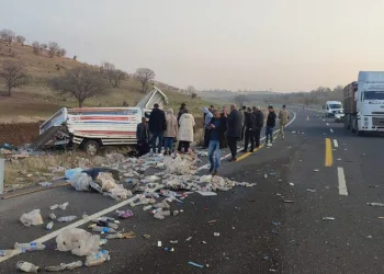 Mardin’de TIR kamyonete çarptı: 3 yaralı