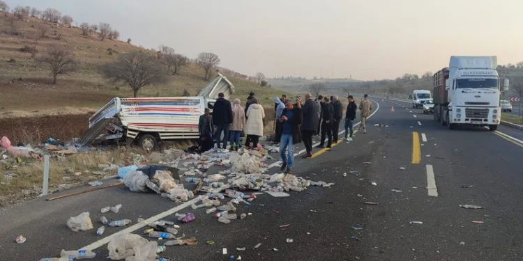 Mardin’de TIR kamyonete çarptı: 3 yaralı