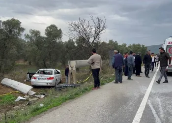 Bursa’da iki otomobil kafa kafaya çarpıştı