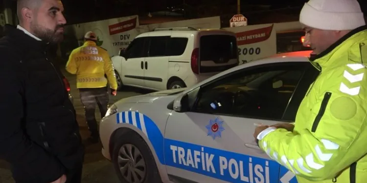 Bursa’da uygulama noktasından kaçan şahıs sokakta yakalandı