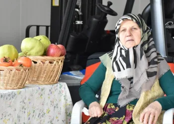 Yetiştirdiği armutları kendi buzhanesinde muhafaza ediyor