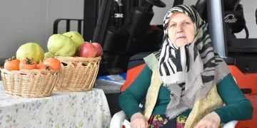 Yetiştirdiği armutları kendi buzhanesinde muhafaza ediyor