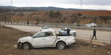 Kastamonu’da yoldan çıkan pikap takla attı: 3 yaralı