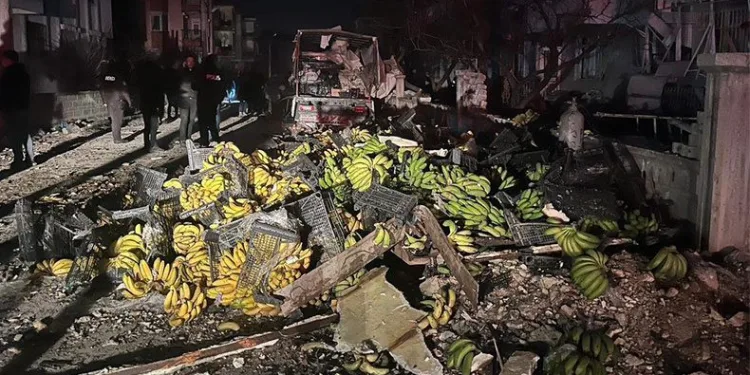 Antalya’da muz yüklü kamyonet patladı