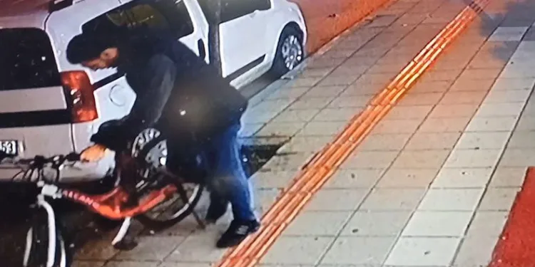Bisiklet hırsızı kameraya yakalandı
