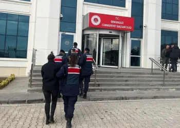 Hastanede yatan ev sahibinin, altınlarını çaldılar