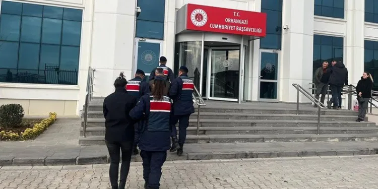 Hastanede yatan ev sahibinin, altınlarını çaldılar