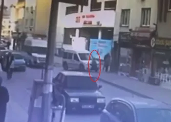 Yola atlayan küçük kıza minibüs çarptı