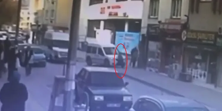 Yola atlayan küçük kıza minibüs çarptı