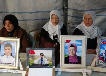 Diyarbakır’da aileler evlatlarını HDP’den istiyor