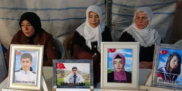 Diyarbakır’da aileler evlatlarını HDP’den istiyor