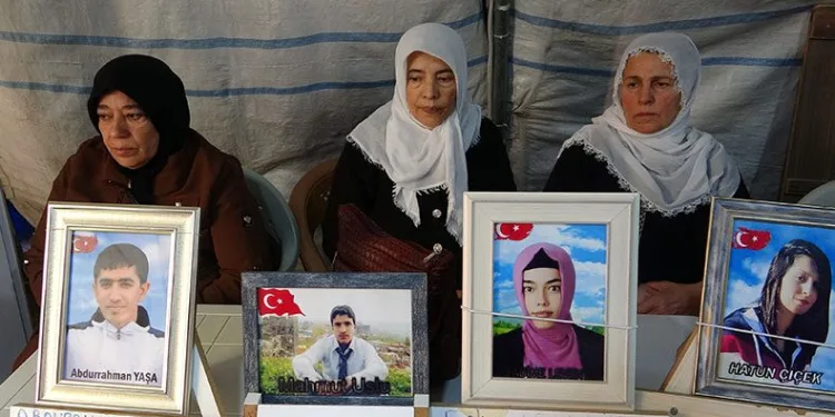 Diyarbakır’da aileler evlatlarını HDP’den istiyor