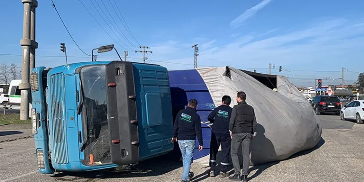 Virajı alamayan kamyon devrildi
