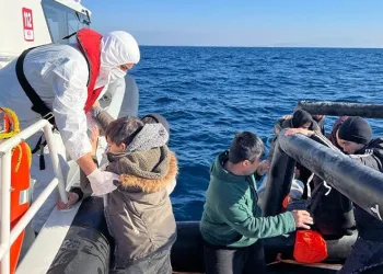 İzmir açıklarında 33 göçmen kurtarıldı