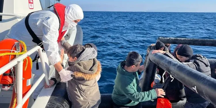 İzmir açıklarında 33 göçmen kurtarıldı