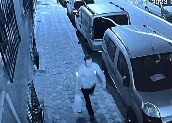 Tartıştığı komşusunun aracını yaktı