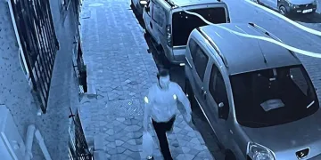 Tartıştığı komşusunun aracını yaktı