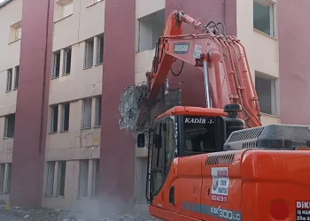 Hasarlı binalar tek tek yıkılıyor