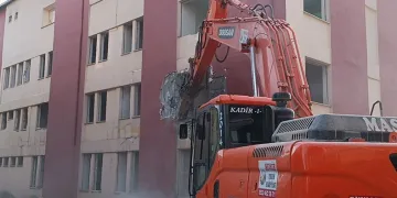 Hasarlı binalar tek tek yıkılıyor