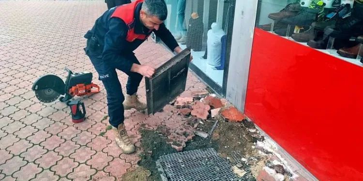 Mahsur kalan kediyi itfaiye kurtardı