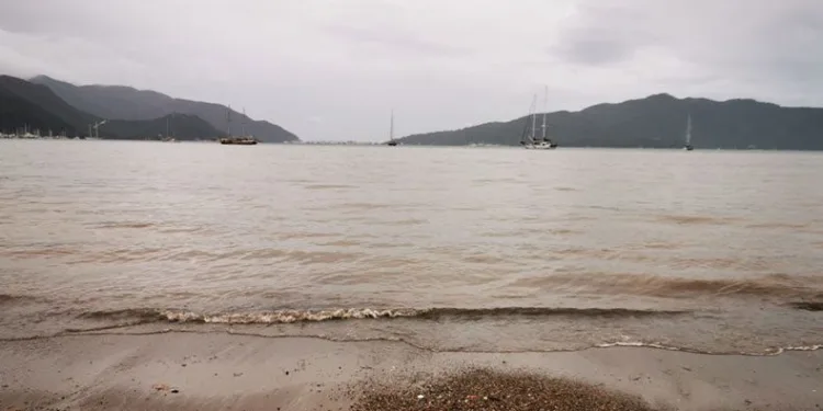 Marmaris’te denizin rengi kahverengi