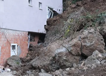 Heyelan 4 katlı binaya hasar verdi
