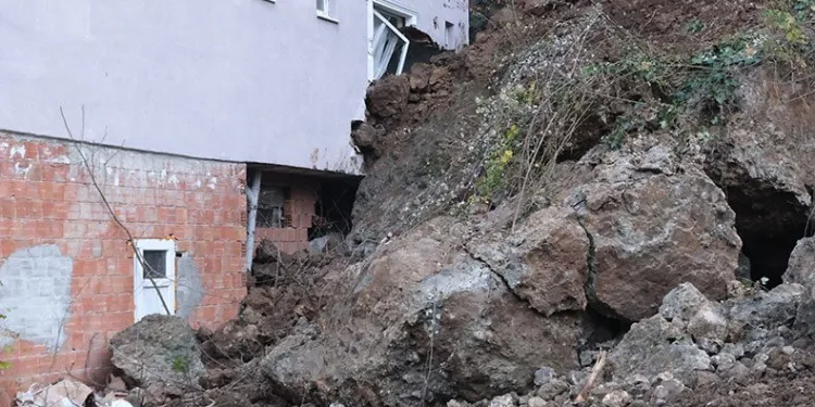 Heyelan 4 katlı binaya hasar verdi