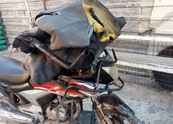 Ters yönde giden otomobil motosikleti biçti