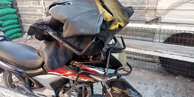 Ters yönde giden otomobil motosikleti biçti