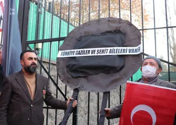 Büyükelçiliği’e siyah çelenk bıraktılar